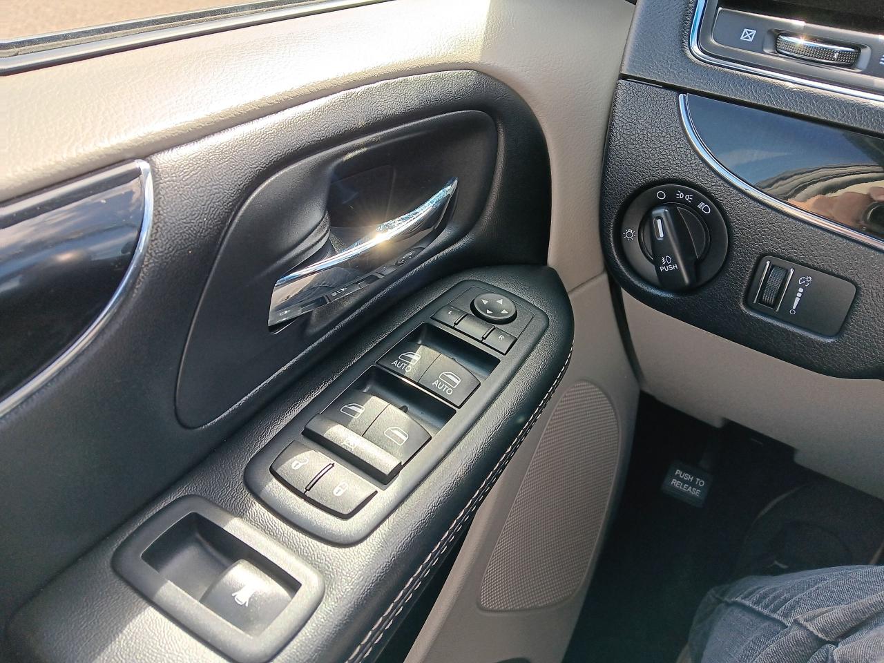 2017 Dodge Grand Caravan SXT Premium Plus, Leather, DVD, Remote, Powr Doors - Photo #22