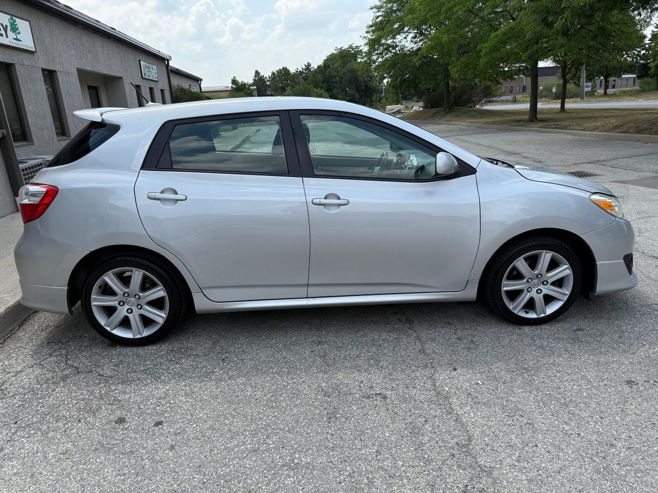 2009 Toyota Matrix XR,SUNROOF,ALLOYS,LOW MILEAGE,CERTIFIED ! Photo3