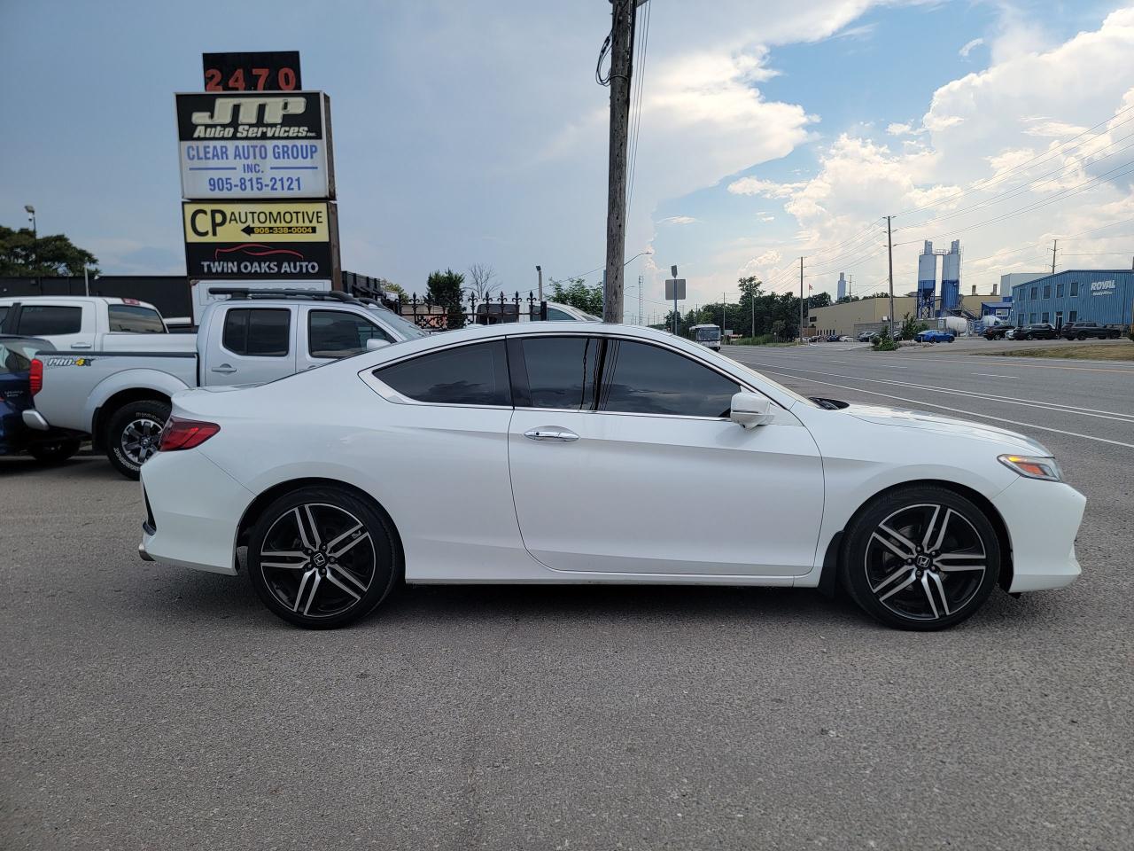 2017 Honda Accord Touring Photo3