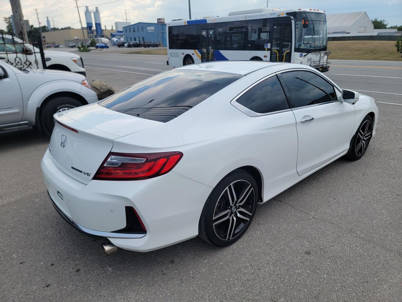 2017 Honda Accord Touring Photo4