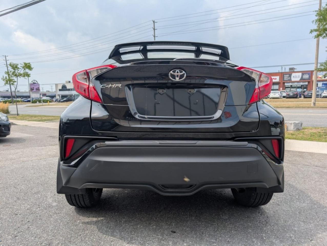 2022 Toyota C-HR XLE - Photo #4