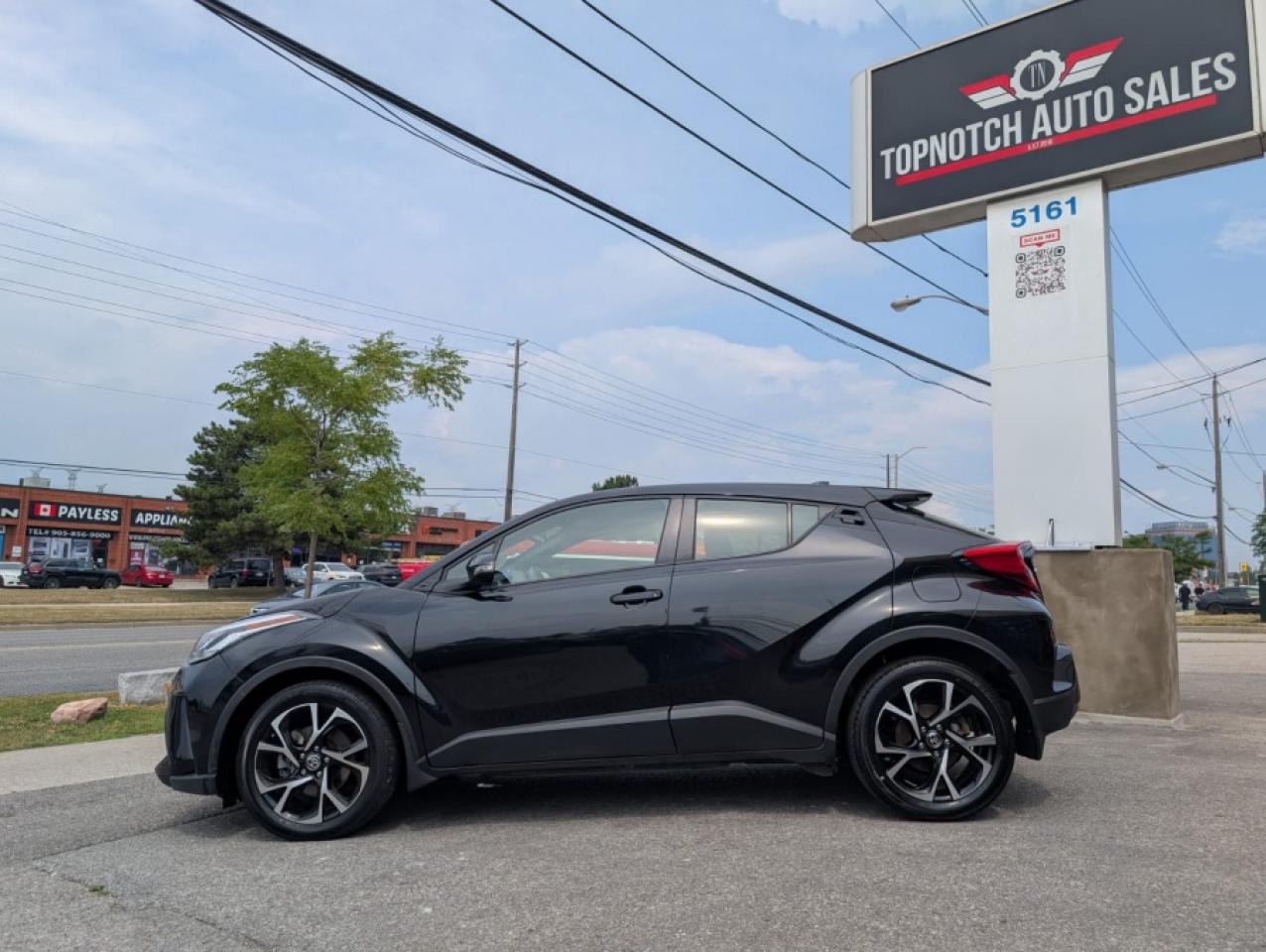 2022 Toyota C-HR XLE - Photo #2