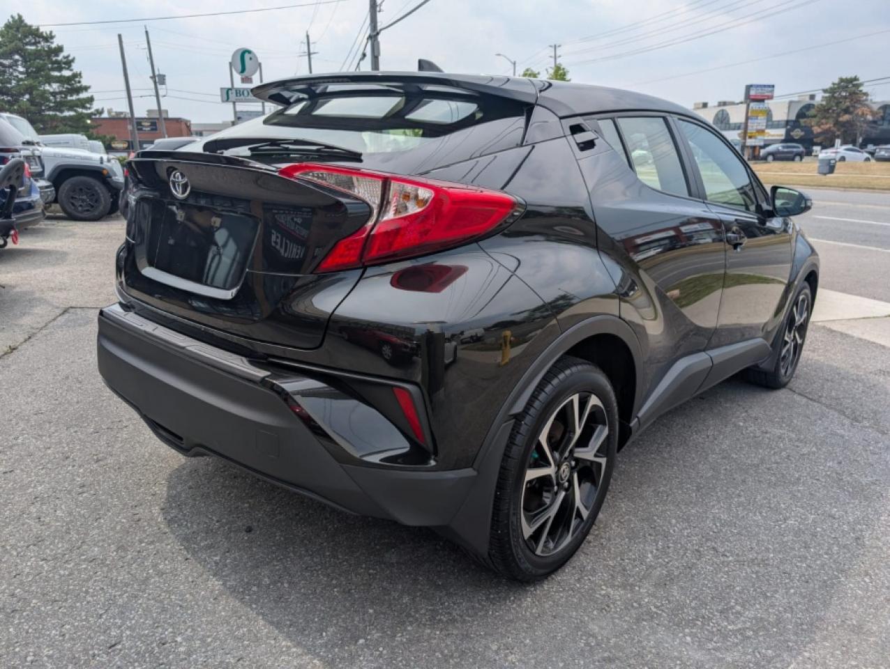 2022 Toyota C-HR XLE - Photo #5