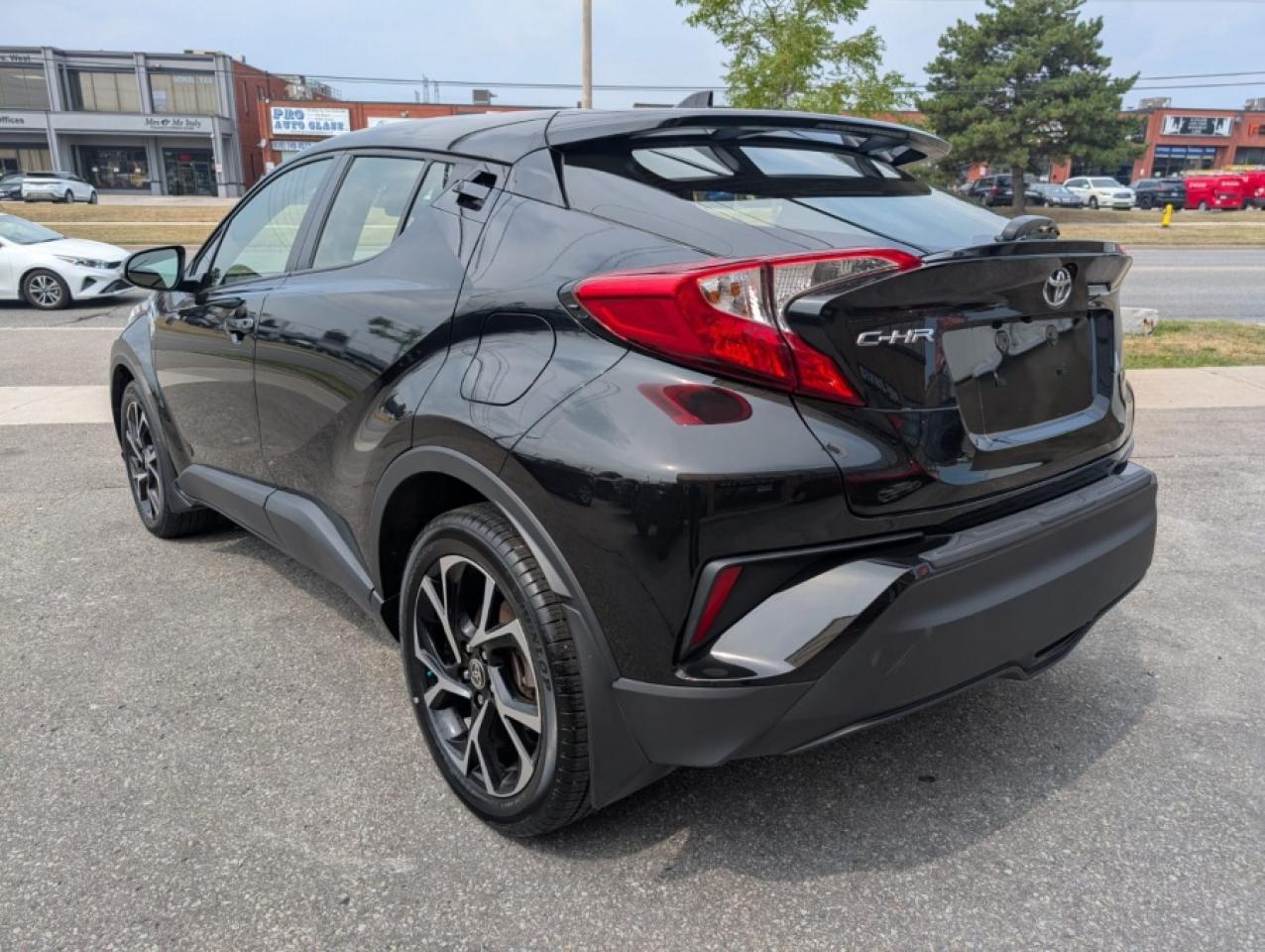 2022 Toyota C-HR XLE - Photo #3