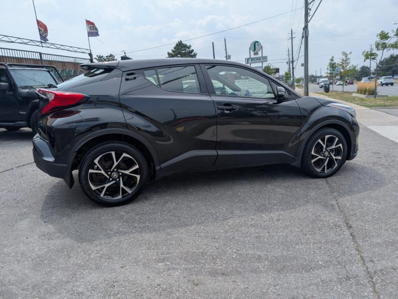 2022 Toyota C-HR XLE - Photo #6