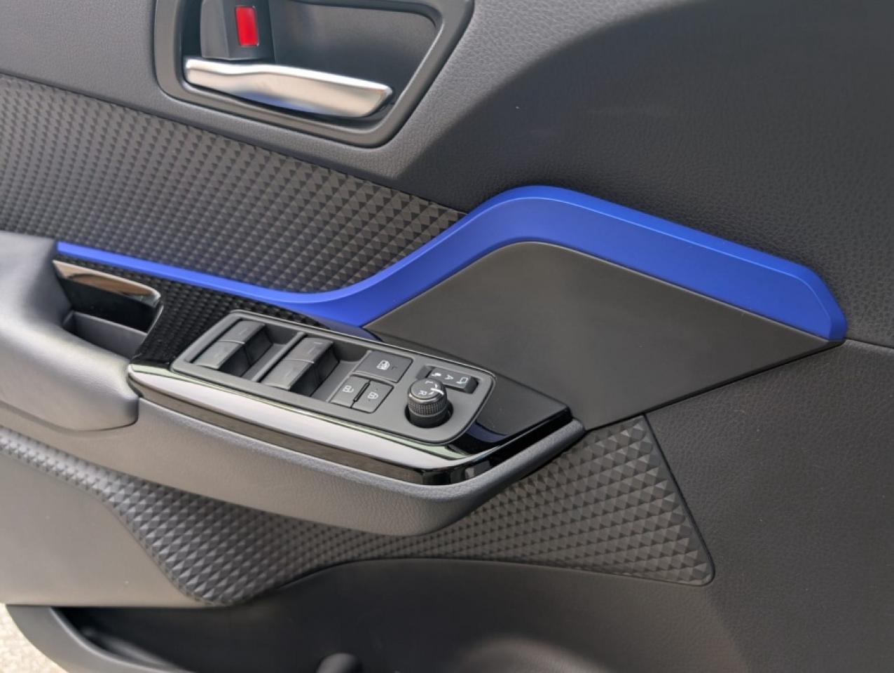 2022 Toyota C-HR XLE - Photo #11