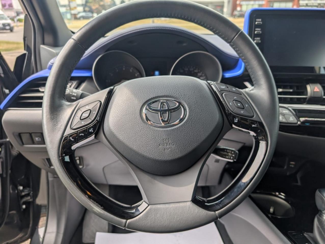 2022 Toyota C-HR XLE - Photo #12