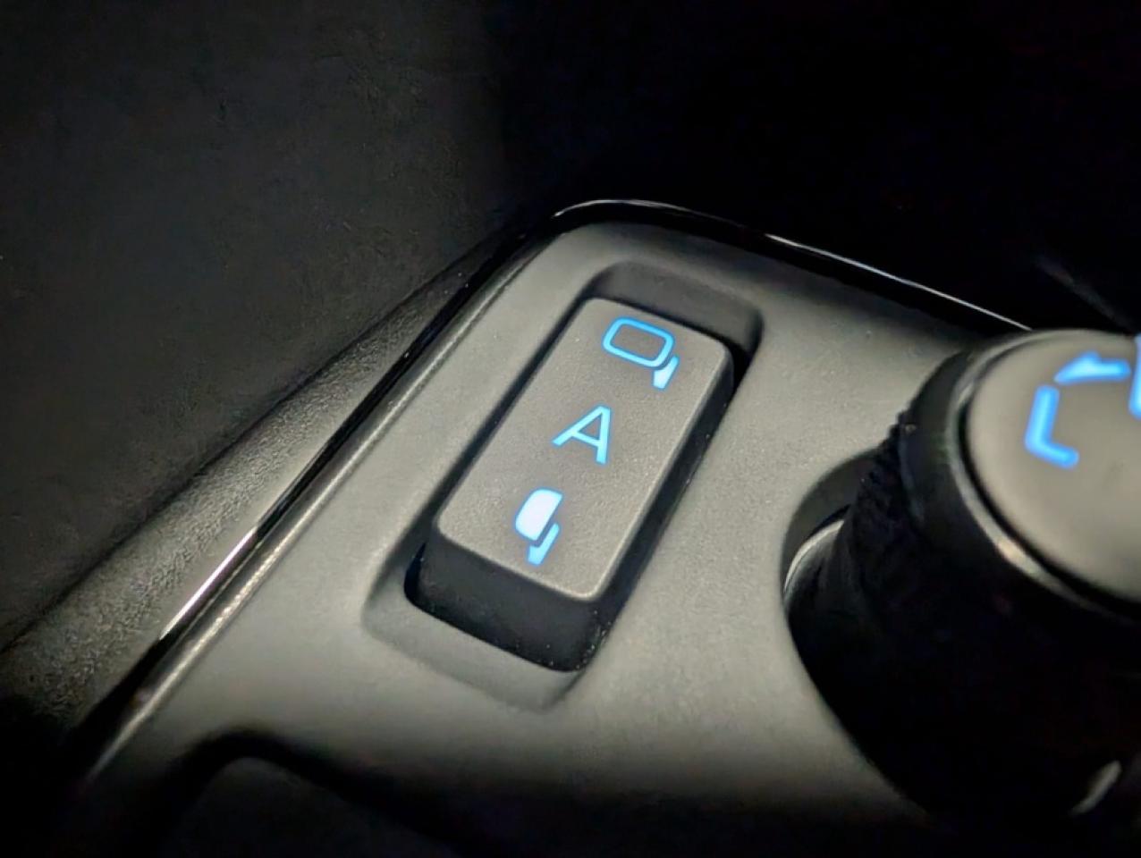 2022 Toyota C-HR XLE - Photo #13