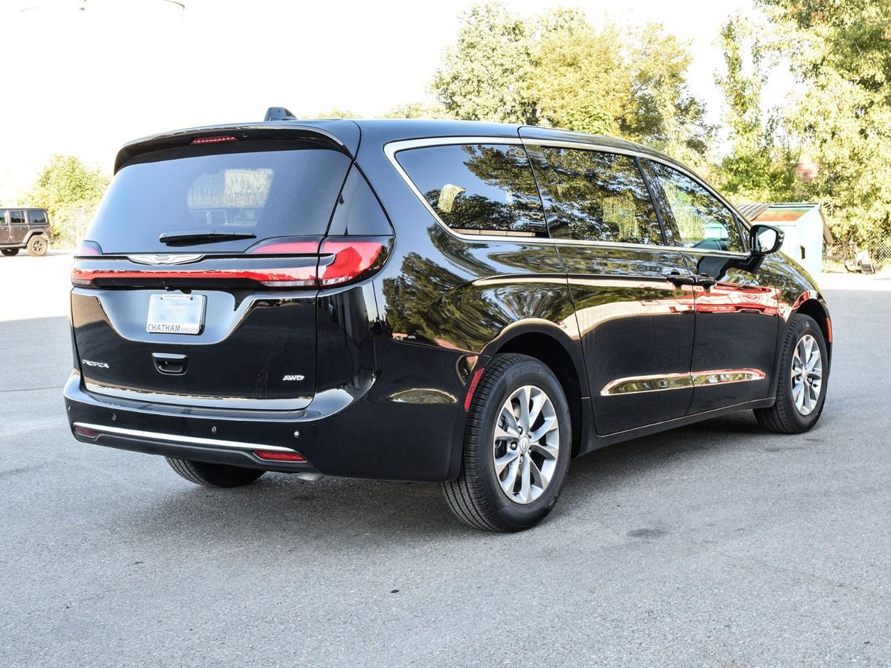 2026 Chrysler Pacifica Select AWD Photo3