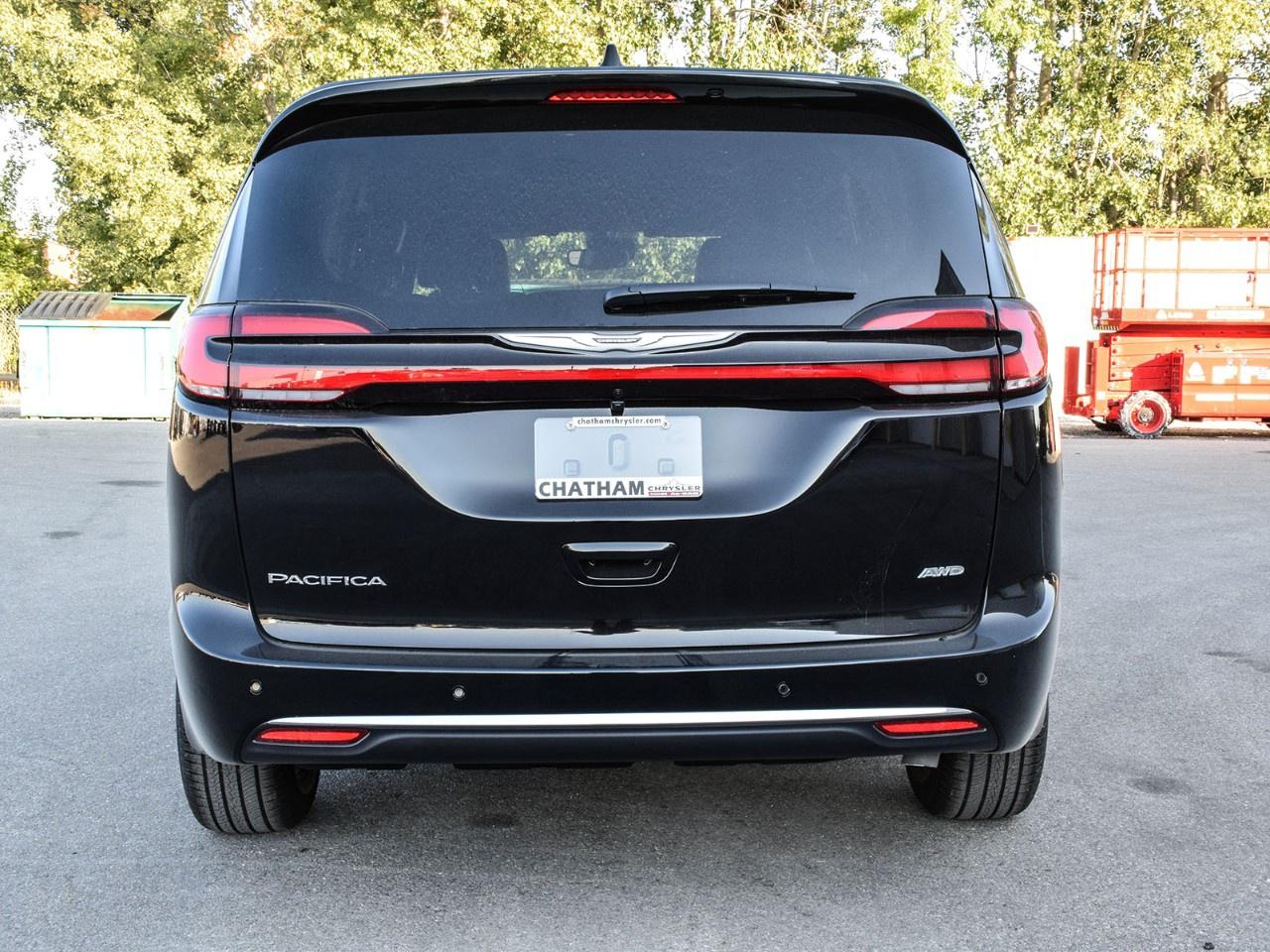2026 Chrysler Pacifica Select AWD Photo2