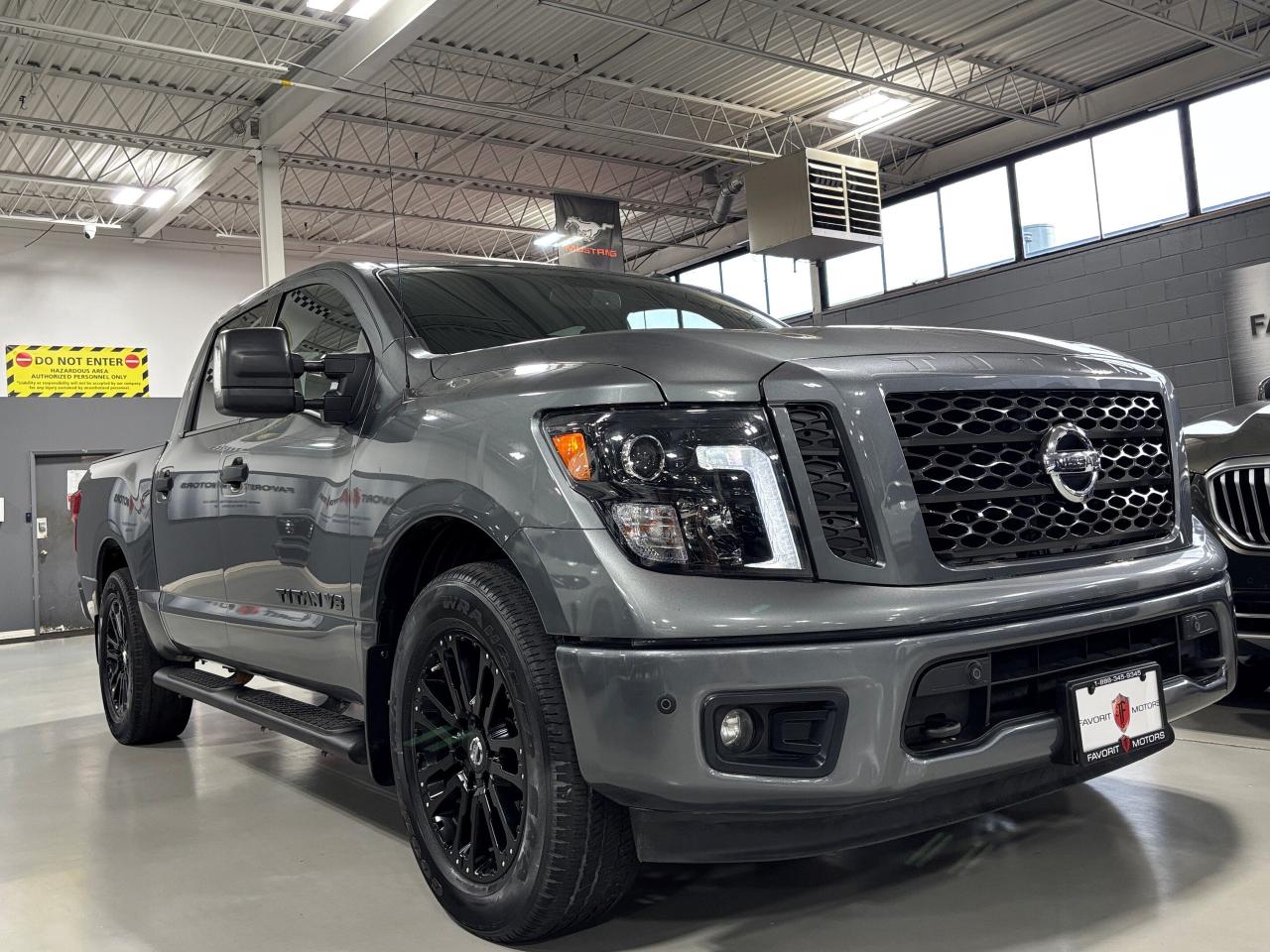 2018 Nissan Titan SV Midnight Edition|V8|4X4|CREW|NAV|HEATEDSEATS|++ - Photo #2