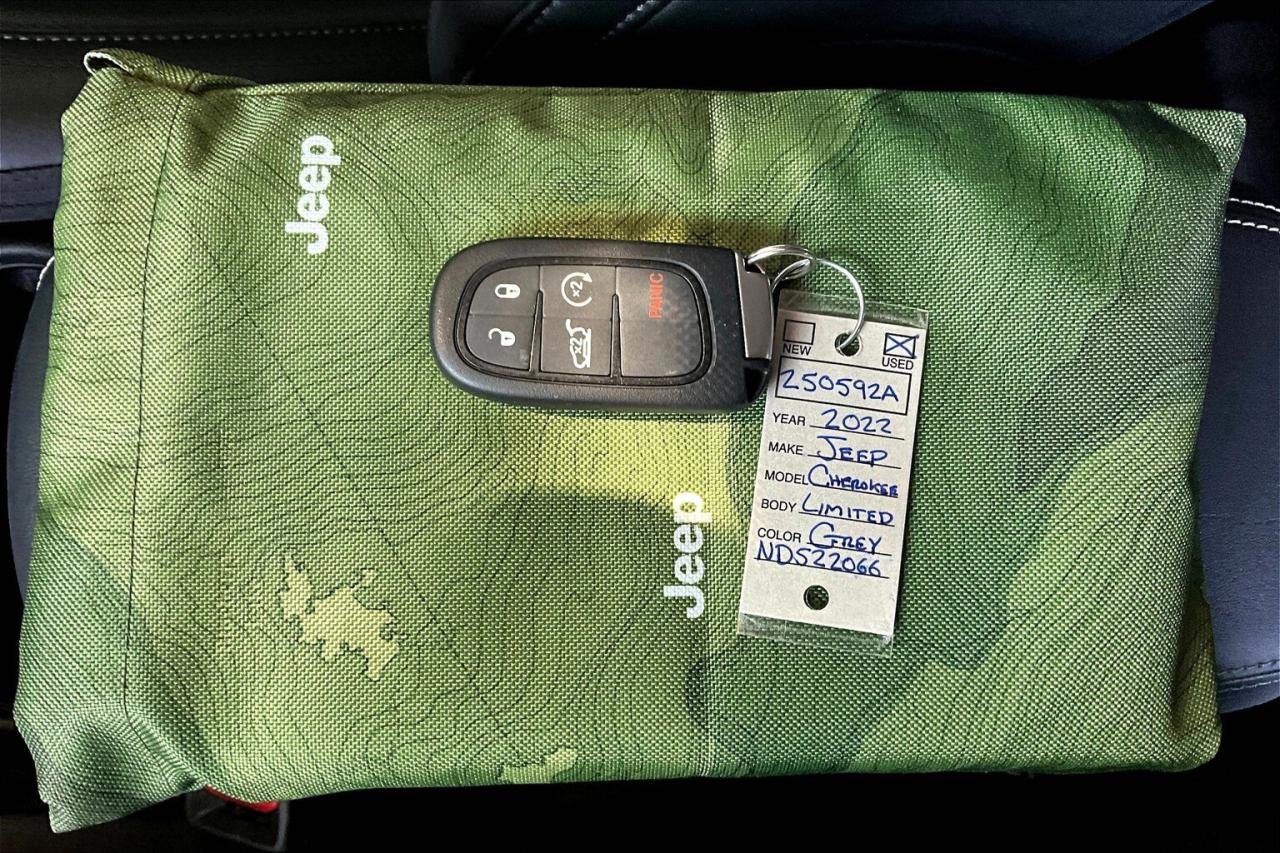 2022 Jeep Cherokee Limited Elite | Panoroof | Alpine | Tow Pkg | 4X4 Photo