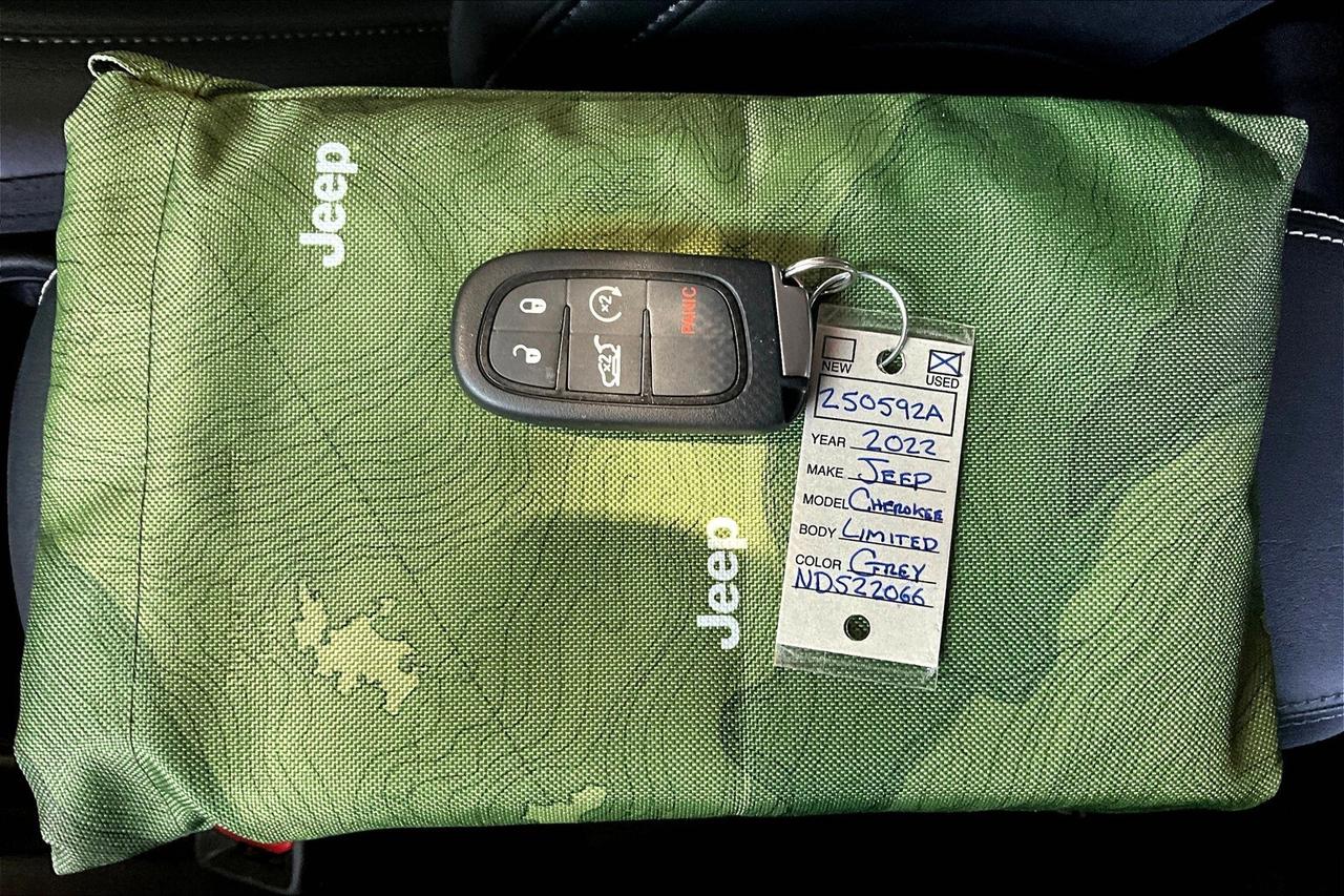 2022 Jeep Cherokee Limited Elite | Panoroof | Alpine | Tow Pkg | 4X4 Photo