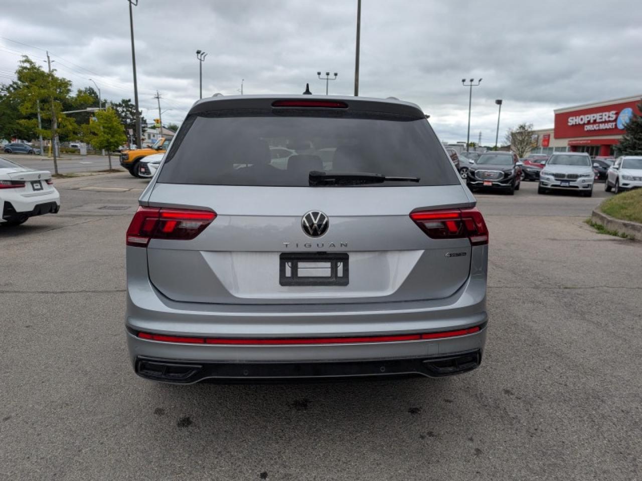 2023 Volkswagen Tiguan Comfortline R-Line Black Edition  **LOW KMS - 1 OWNER** Photo