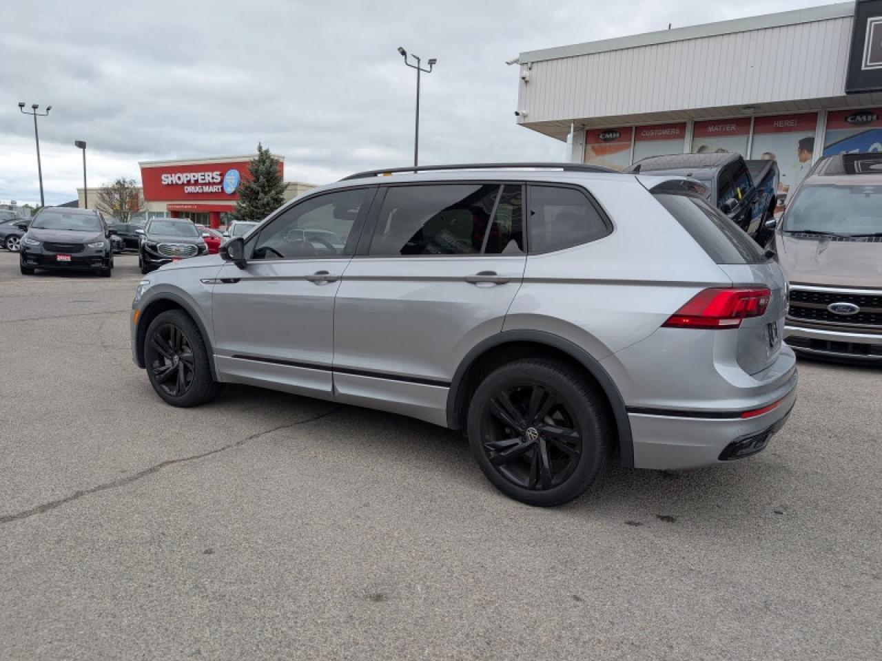 2023 Volkswagen Tiguan Comfortline R-Line Black Edition  **LOW KMS - 1 OWNER** Photo2