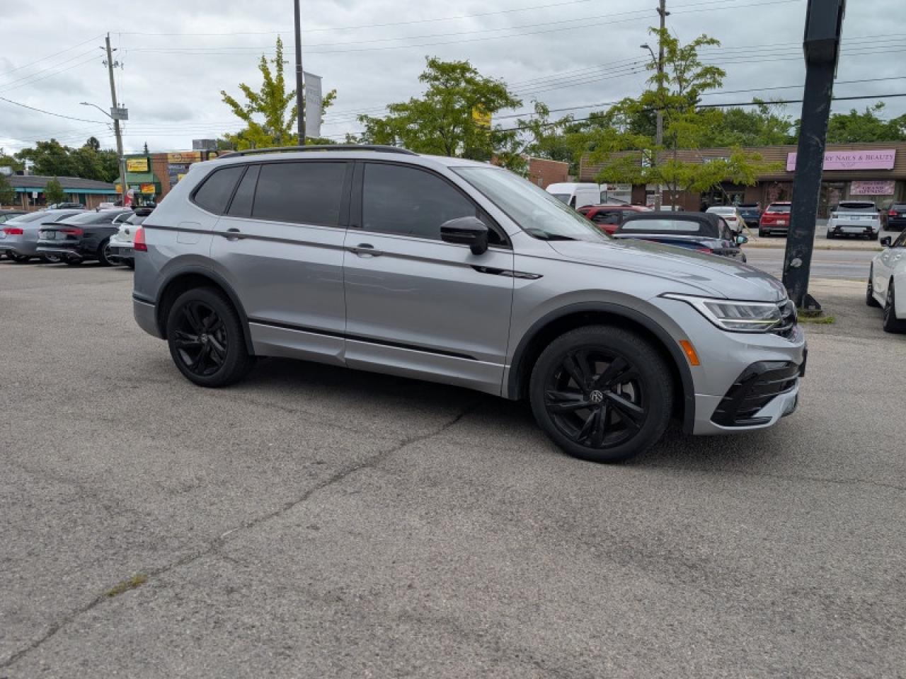 2023 Volkswagen Tiguan Comfortline R-Line Black Edition  **LOW KMS - 1 OWNER** Photo