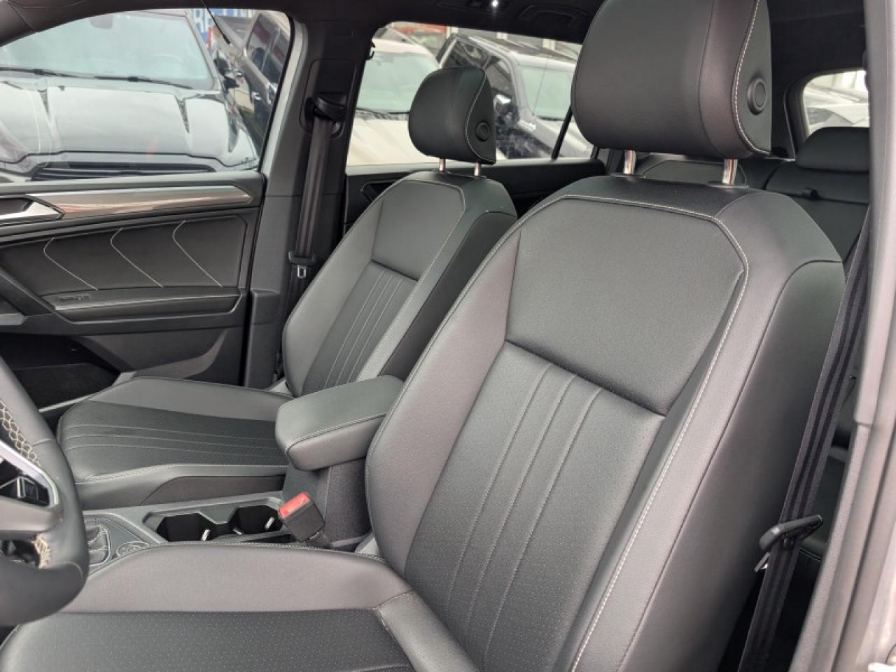 2023 Volkswagen Tiguan Comfortline R-Line Black Edition  **LOW KMS - 1 OWNER** Photo