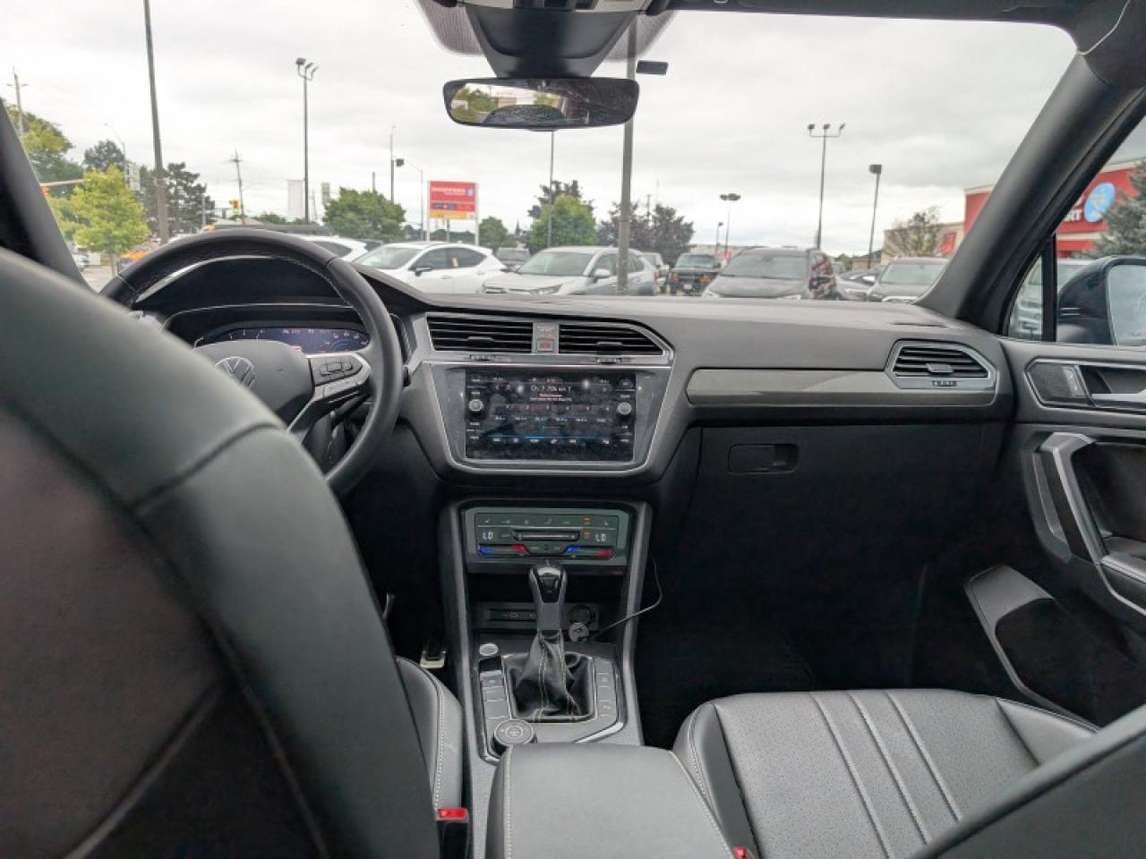 2023 Volkswagen Tiguan Comfortline R-Line Black Edition  **LOW KMS - 1 OWNER** Photo