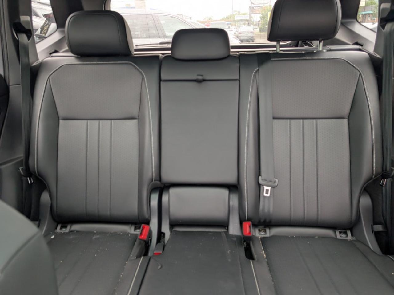 2023 Volkswagen Tiguan Comfortline R-Line Black Edition  **LOW KMS - 1 OWNER** Photo