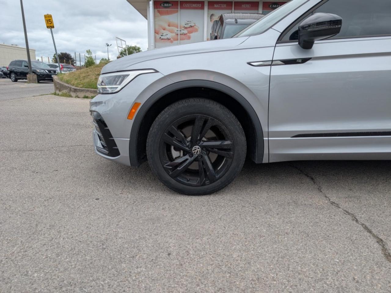 2023 Volkswagen Tiguan Comfortline R-Line Black Edition  **LOW KMS - 1 OWNER** Photo