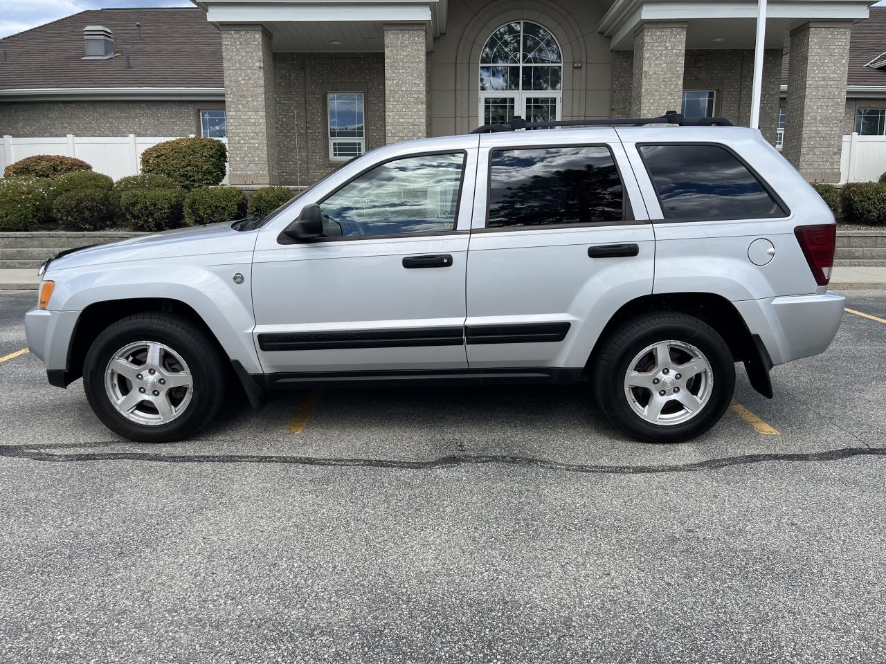2005 Jeep Grand Cherokee LAREDO 4WD - Photo #2