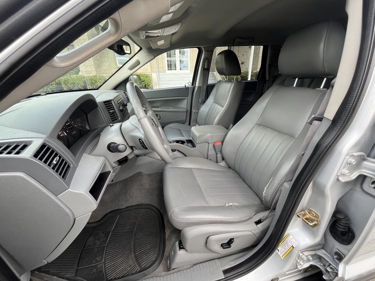 2005 Jeep Grand Cherokee LAREDO 4WD - Photo #9