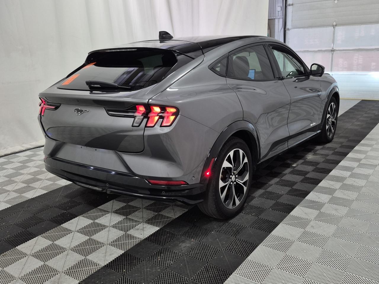 2021 Ford Mustang Mach-E Premium Photo4