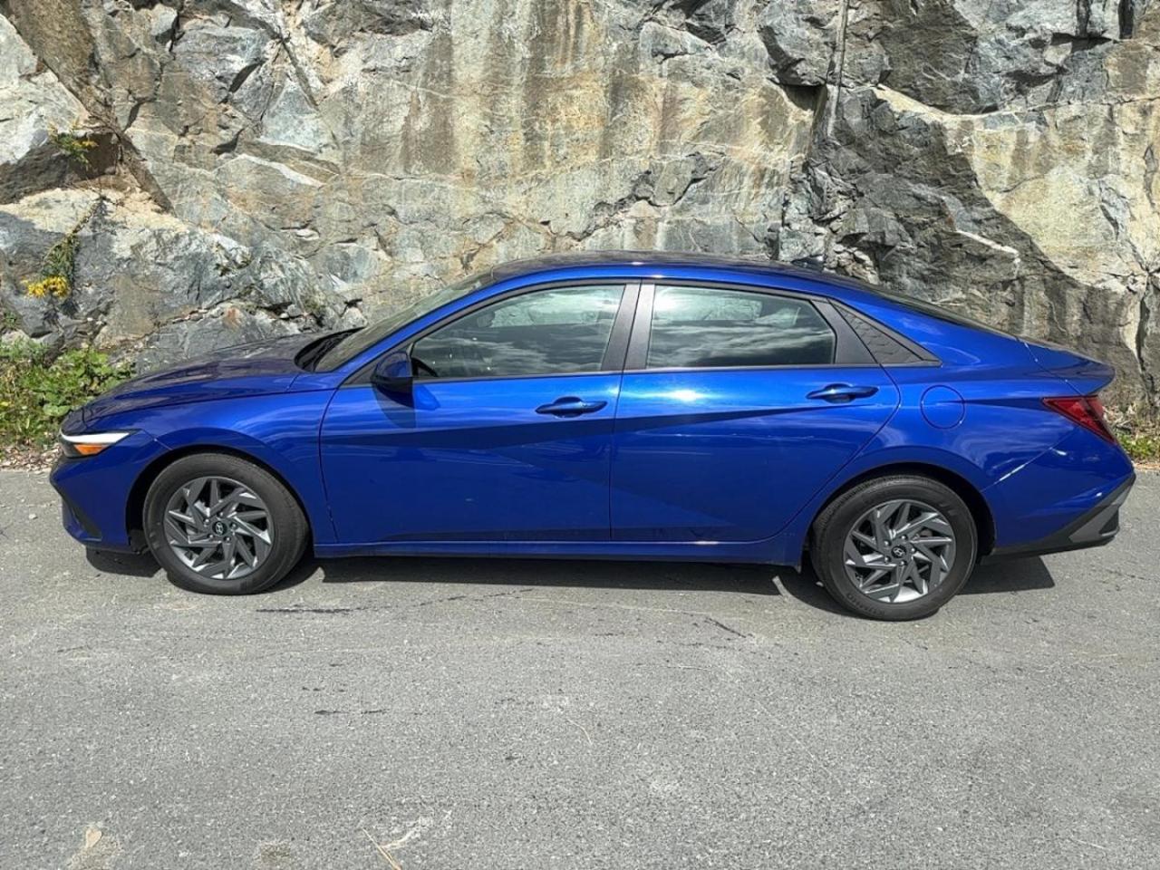 2024 Hyundai Elantra Preferred IVT Photo3