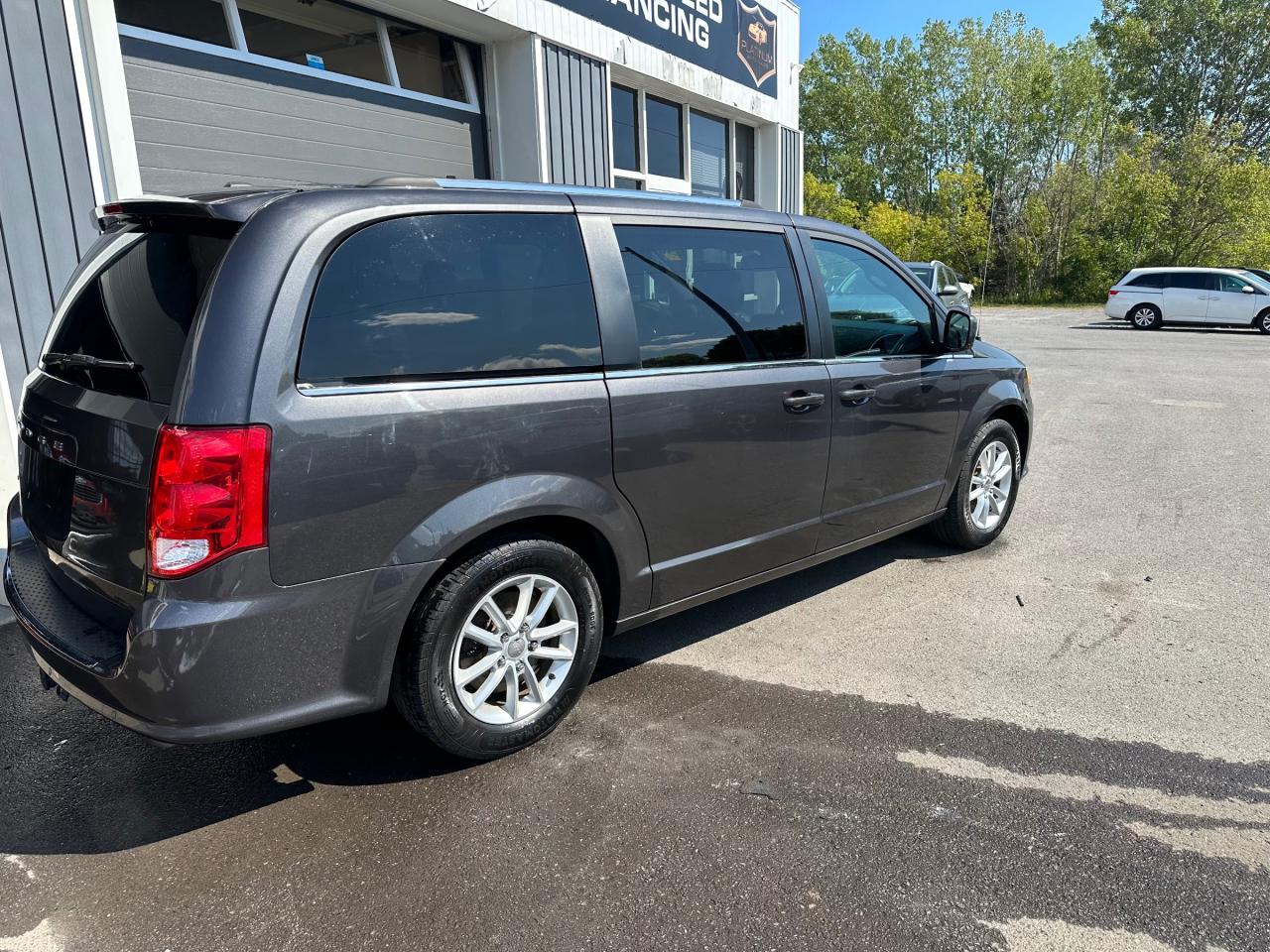 2020 Dodge Grand Caravan PREMIUM PLUS Photo2