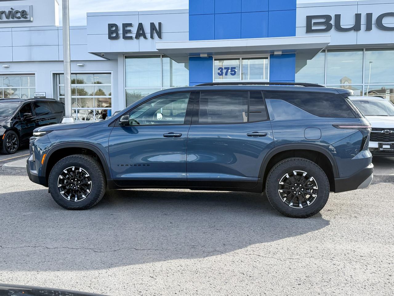 2026 Chevrolet Traverse Z71 2.5L 4 CYL WITH REMOTE START/ENTRY, SUNROOF, HEATED SEATS, HEATED STEERING WHEEL, POWER LIFTGATE, HD SURROUND VISION, APPLE CARPLAY AND ANDROID AUTO Photo
