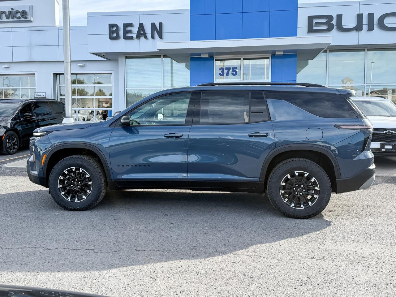 2026 Chevrolet Traverse Z71 2.5L 4 CYL WITH REMOTE START/ENTRY, SUNROOF, HEATED SEATS, HEATED STEERING WHEEL, POWER LIFTGATE, HD SURROUND VISION, APPLE CARPLAY AND ANDROID AUTO Photo