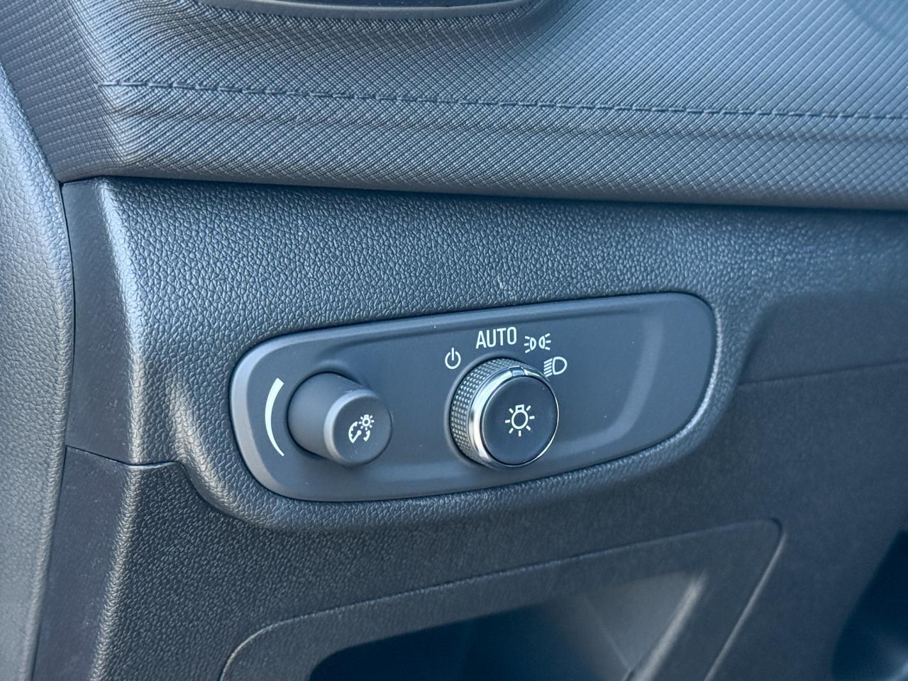 2026 Chevrolet TrailBlazer 1.3L TURBO ENGINE WITH REMOTE START/ENTRY, HEATED FRONT SEATS, HEATED STEERING WHEEL, REAR VIEW CAMERA, APPLE CARPLAY AND ANDROID AUTO Photo