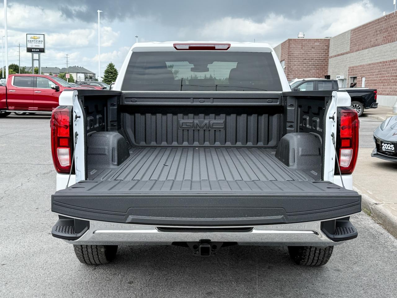 2026 GMC Sierra 1500 SLE 2.7L 4CYL WITH REMOTE START/ENTRY, HEATED SEATS, HEATED STEERING WHEEL, CRUISE CONTROL, HD REAR VISION CAMERA, APPLE CARPLAY AND ANDROID AUTO Photo