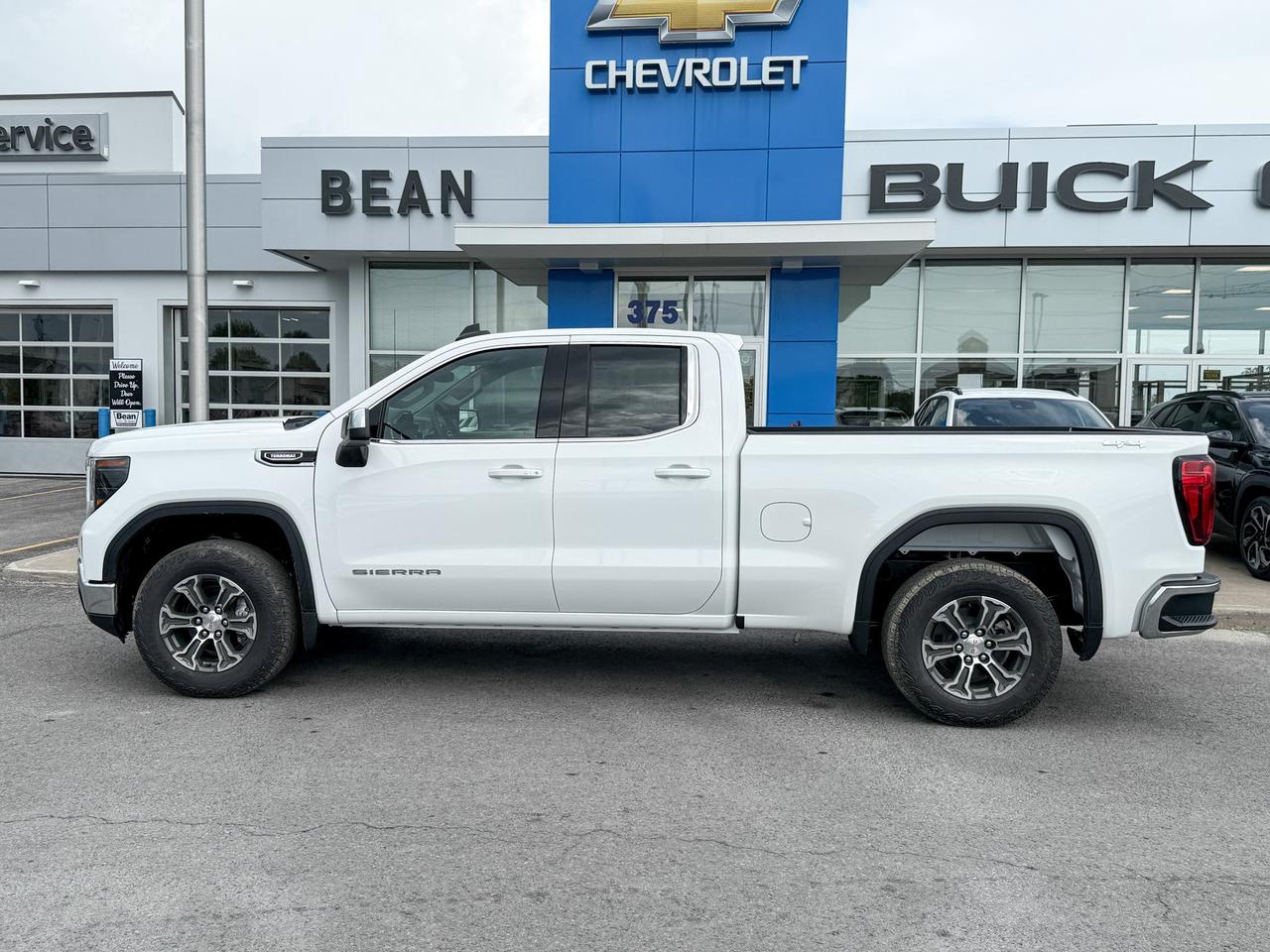 2026 GMC Sierra 1500 SLE 2.7L 4CYL WITH REMOTE START/ENTRY, HEATED SEATS, HEATED STEERING WHEEL, CRUISE CONTROL, HD REAR VISION CAMERA, APPLE CARPLAY AND ANDROID AUTO Photo5