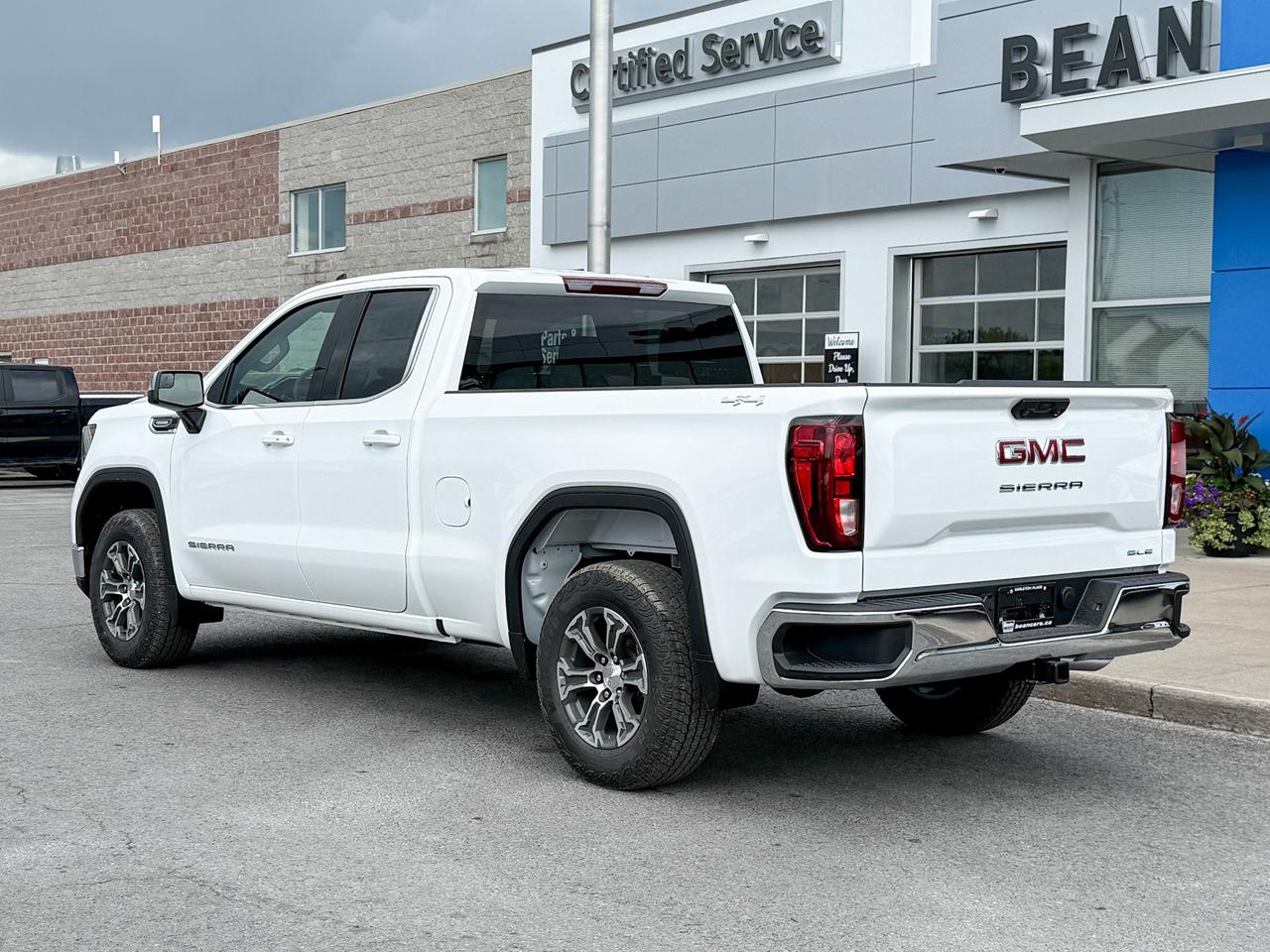 2026 GMC Sierra 1500 SLE 2.7L 4CYL WITH REMOTE START/ENTRY, HEATED SEATS, HEATED STEERING WHEEL, CRUISE CONTROL, HD REAR VISION CAMERA, APPLE CARPLAY AND ANDROID AUTO Photo