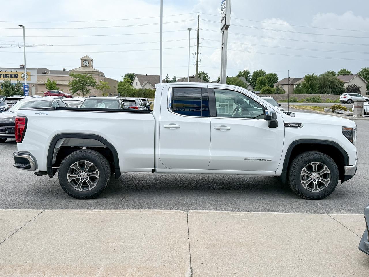 2026 GMC Sierra 1500 SLE 2.7L 4CYL WITH REMOTE START/ENTRY, HEATED SEATS, HEATED STEERING WHEEL, CRUISE CONTROL, HD REAR VISION CAMERA, APPLE CARPLAY AND ANDROID AUTO Photo