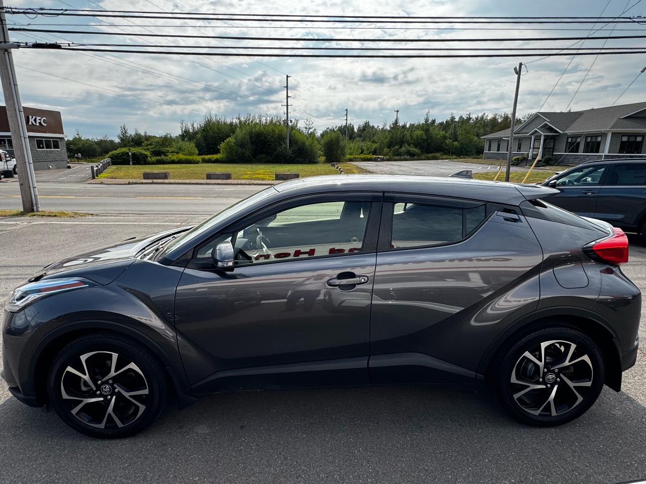 2021 Toyota C-HR XLE Premium Photo4