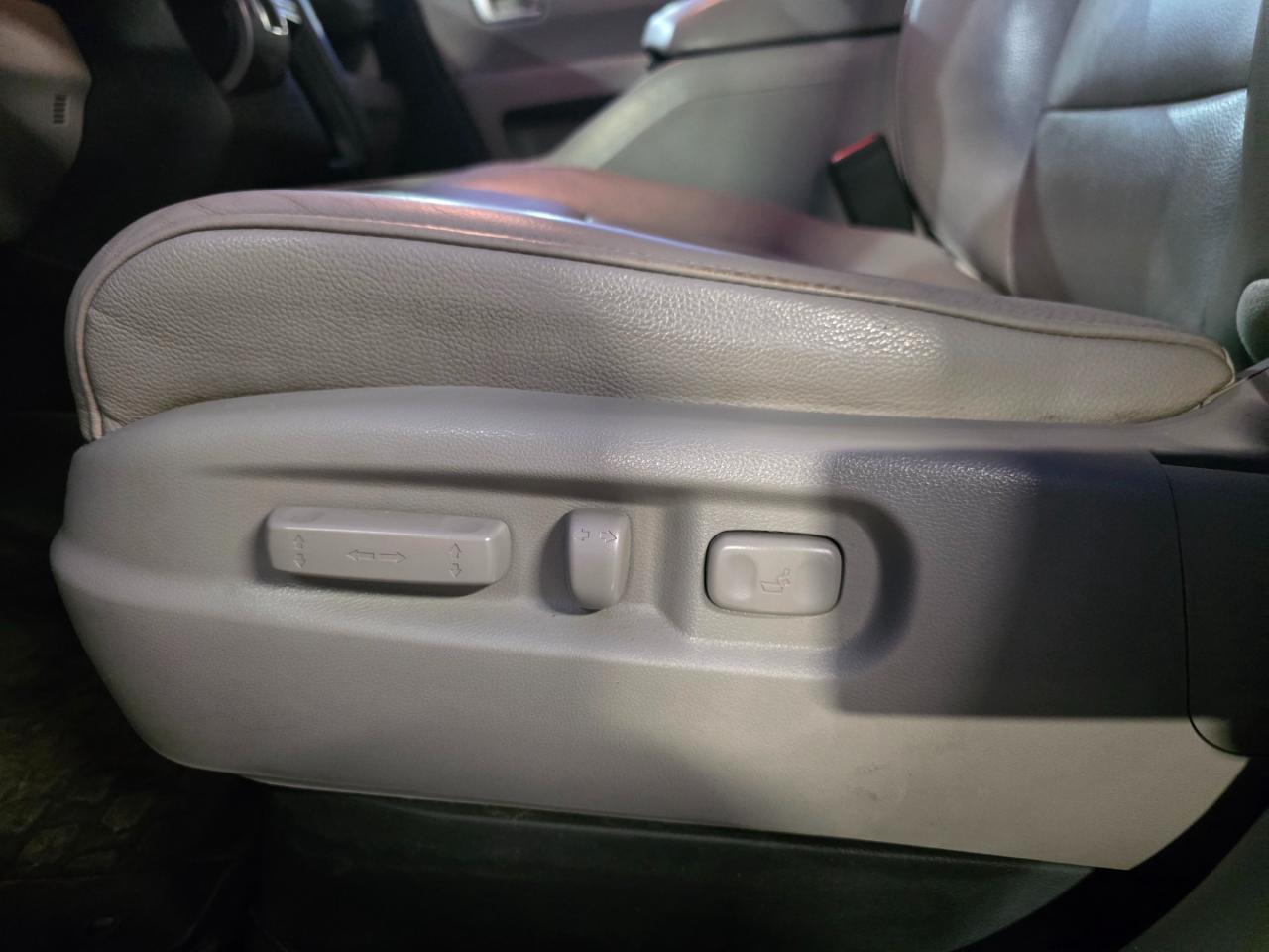 2013 Honda Pilot EX-L 8 Passenger | Leather | Sunroof | Backup Camera | Heated Seats Photo