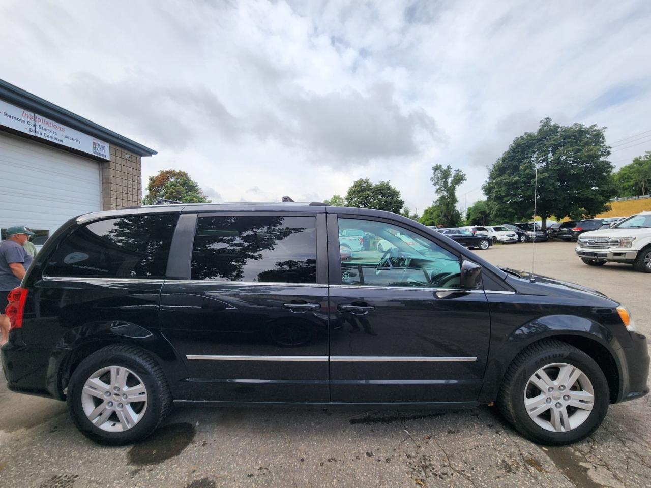 2015 Dodge Grand Caravan Crew l Clean Carfax l No accidents l Sunroof l FWD