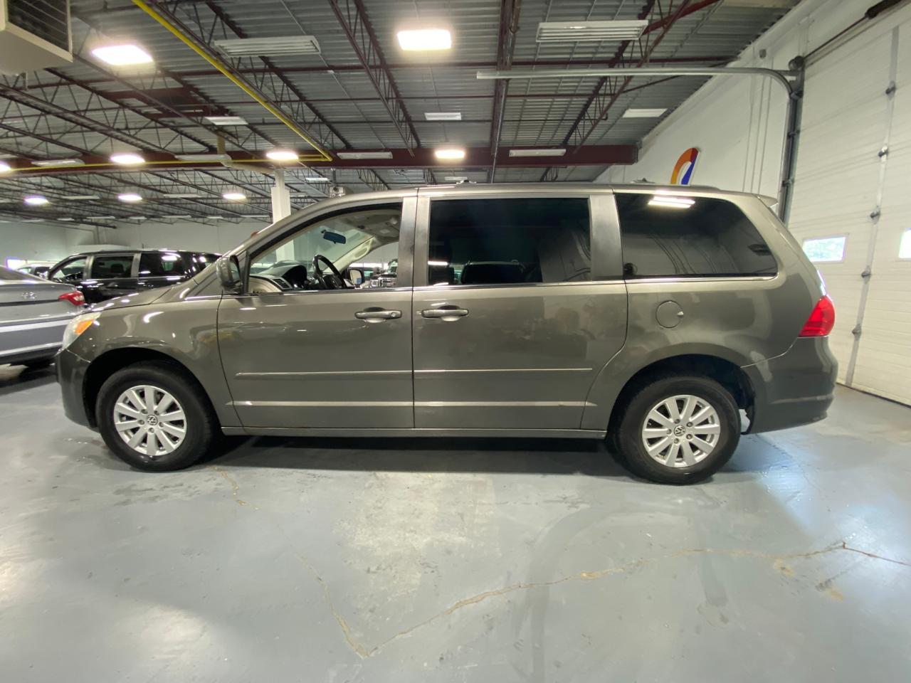 2010 Volkswagen Routan Comfortline - Photo #2