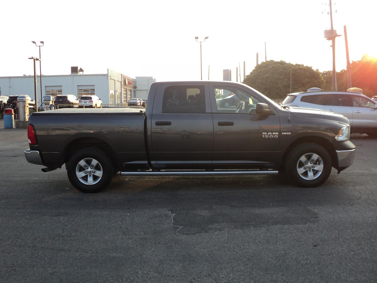 2017 RAM 1500 ST CREW CAB 4WD 5.7L8cyl Hemi 6'4"Box BackUpCam Photo3