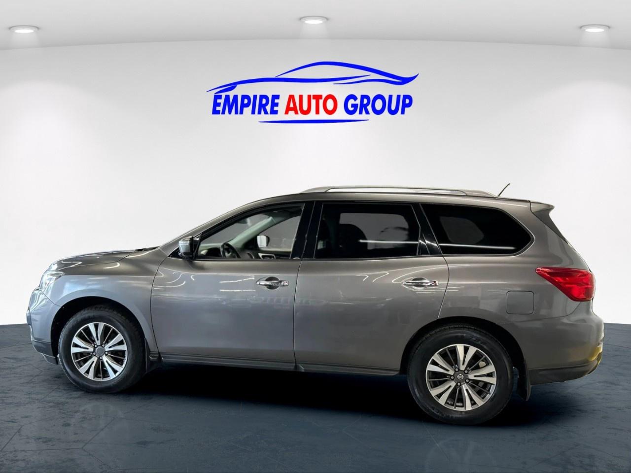 2017 Nissan Pathfinder SV Photo4