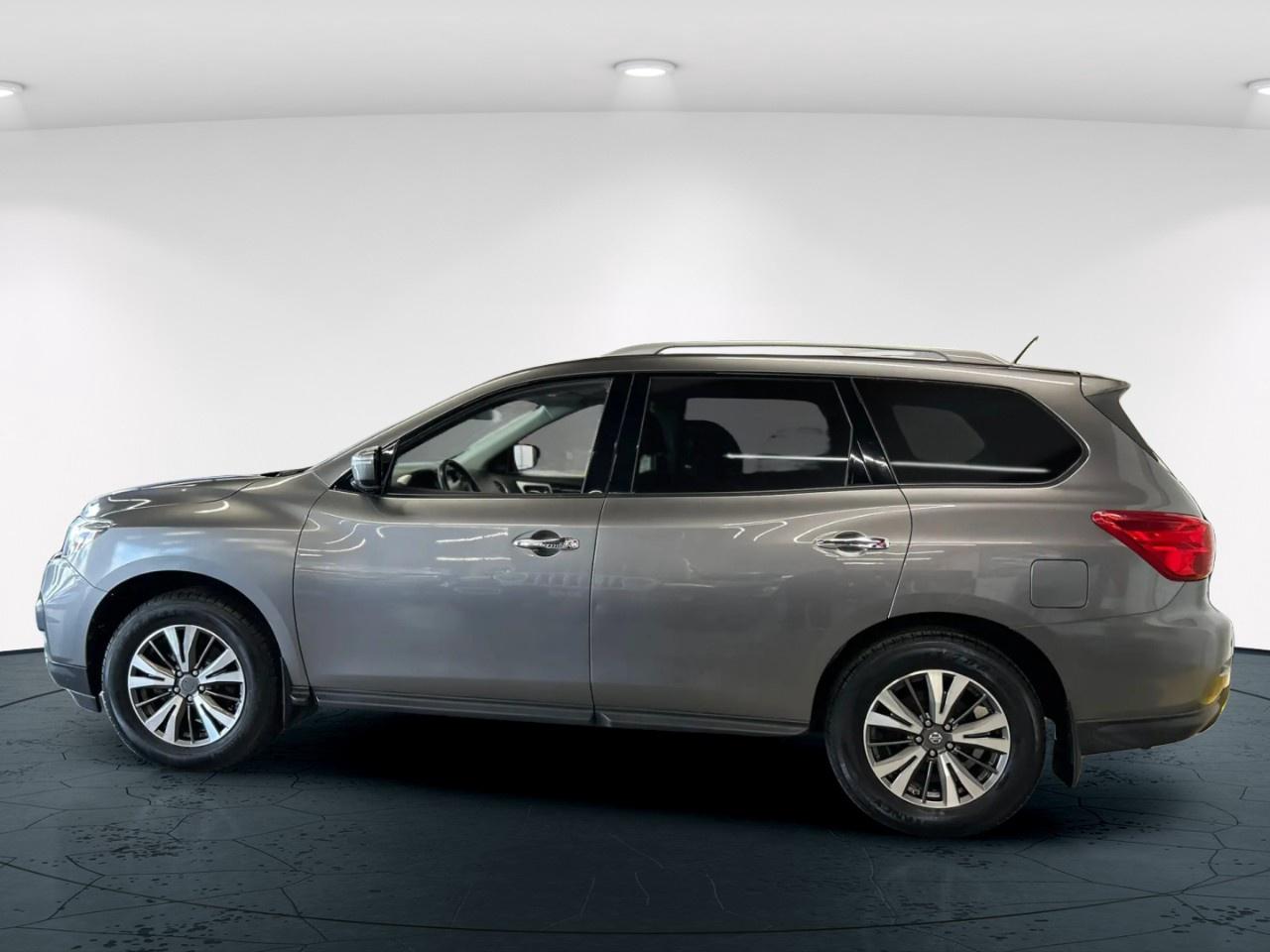 2017 Nissan Pathfinder SV Photo