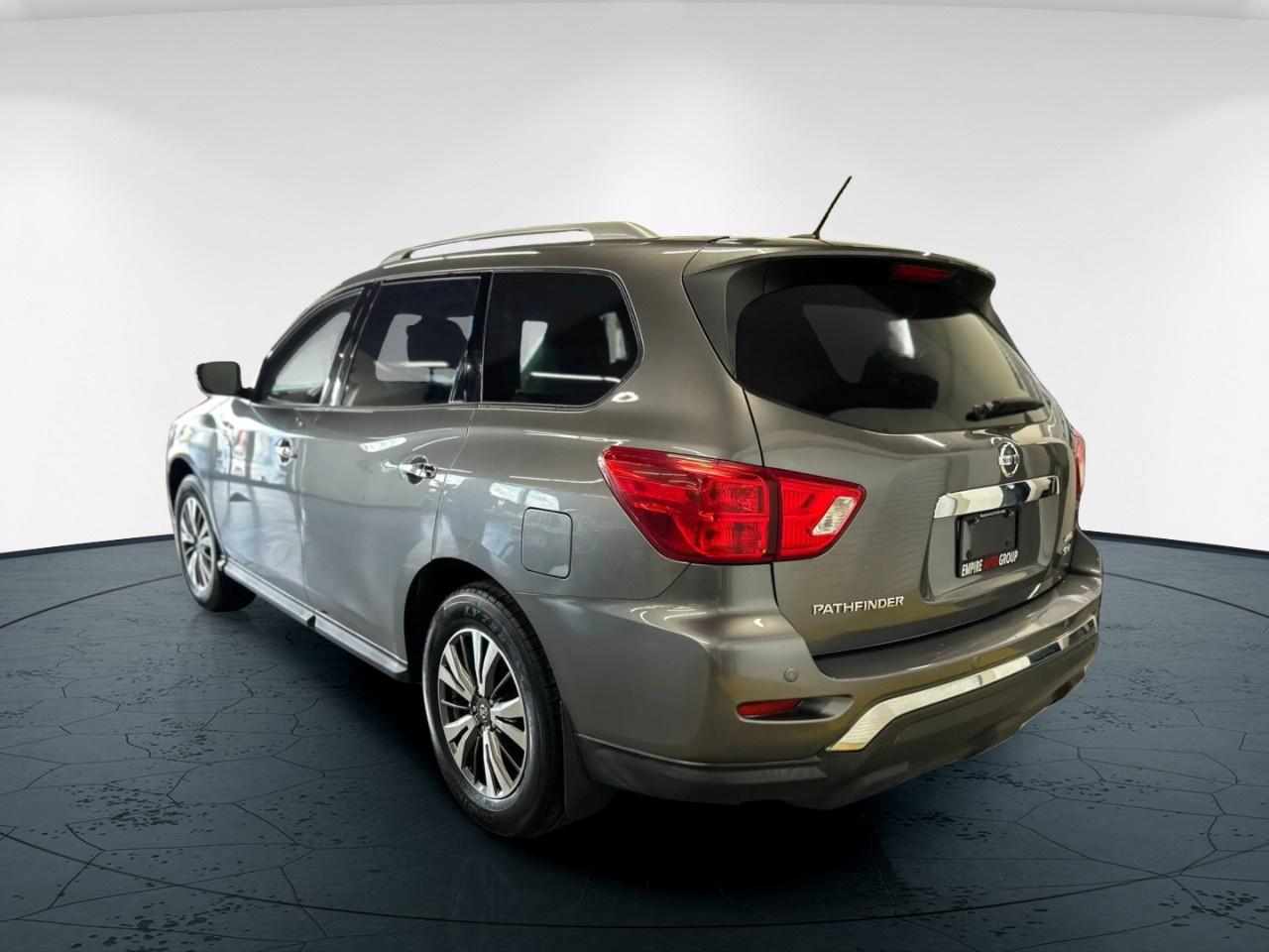 2017 Nissan Pathfinder SV Photo