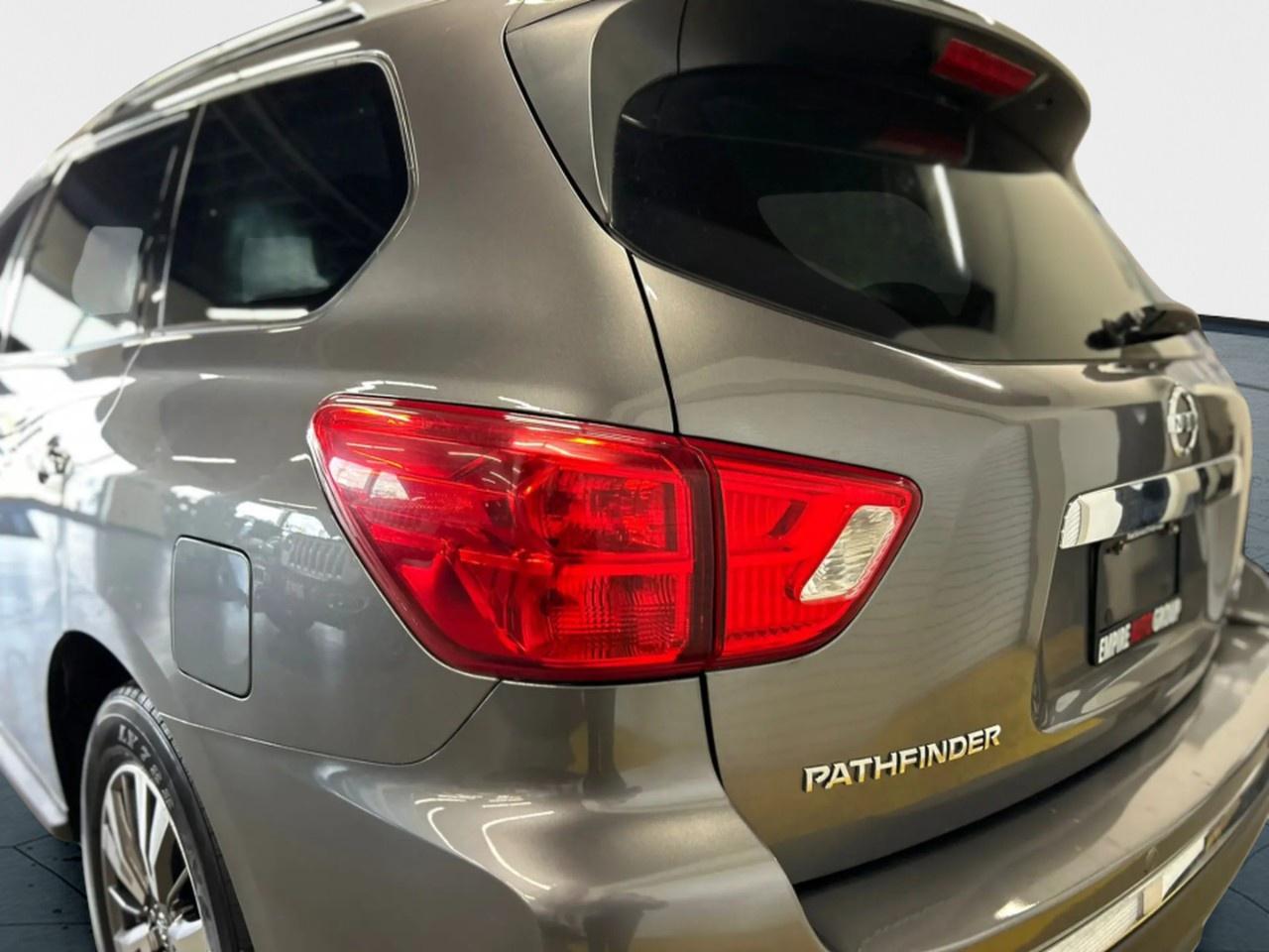 2017 Nissan Pathfinder SV Photo