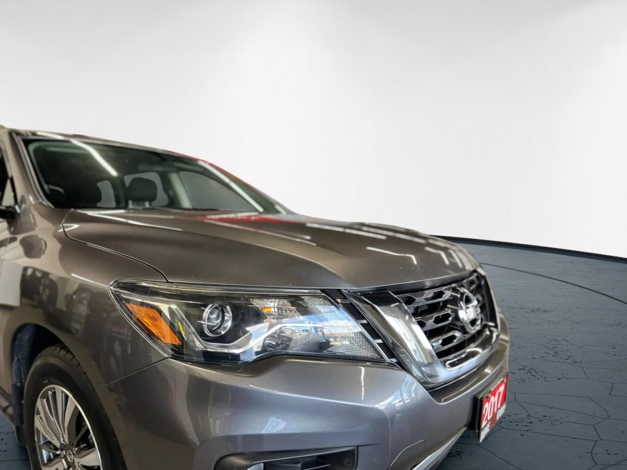 2017 Nissan Pathfinder SV Photo