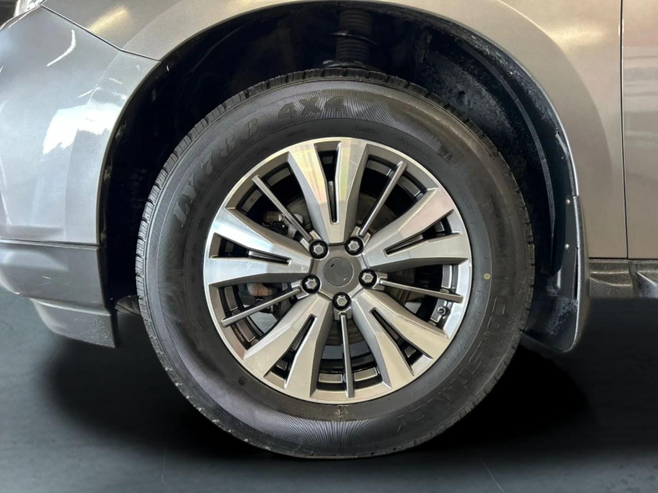 2017 Nissan Pathfinder SV Photo
