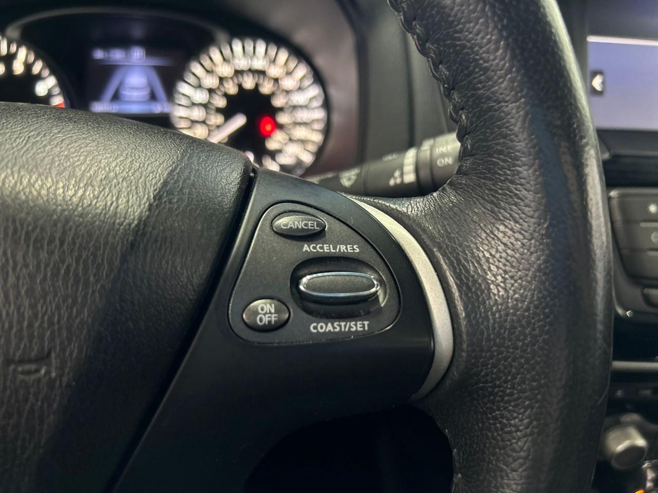 2017 Nissan Pathfinder SV Photo