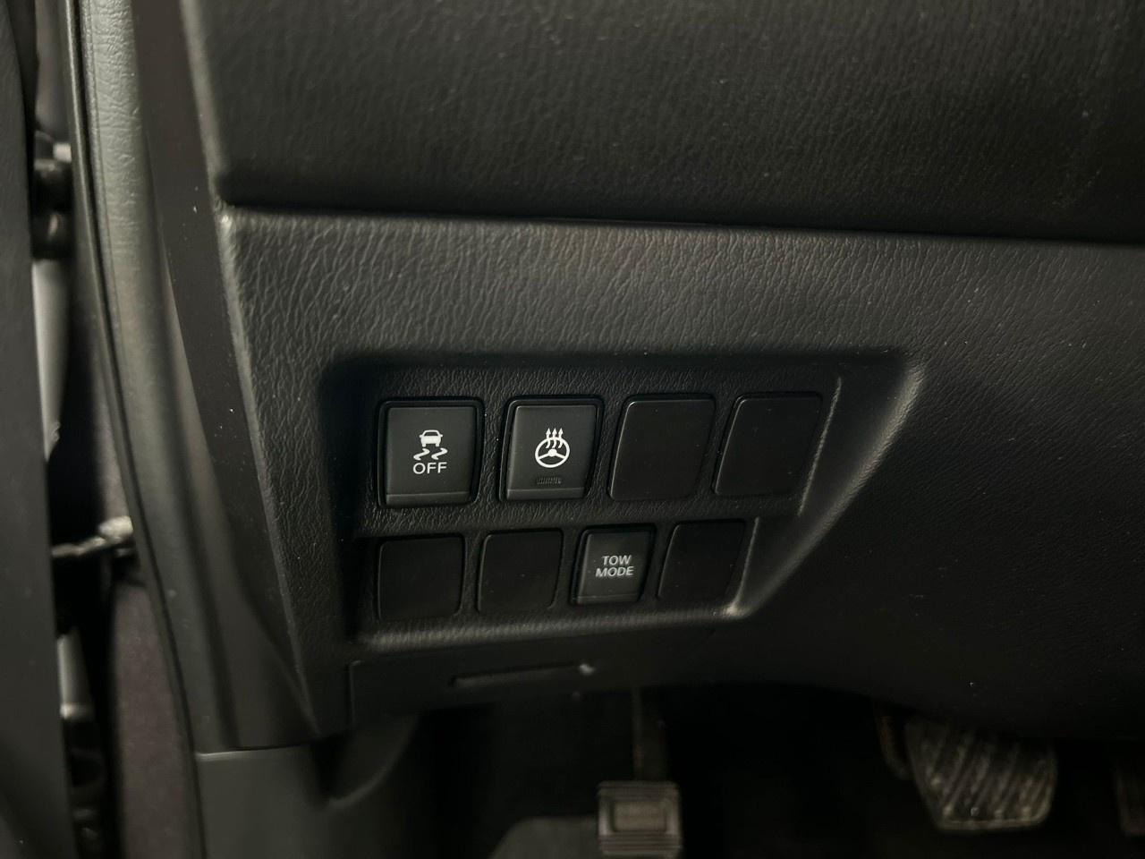 2017 Nissan Pathfinder SV Photo