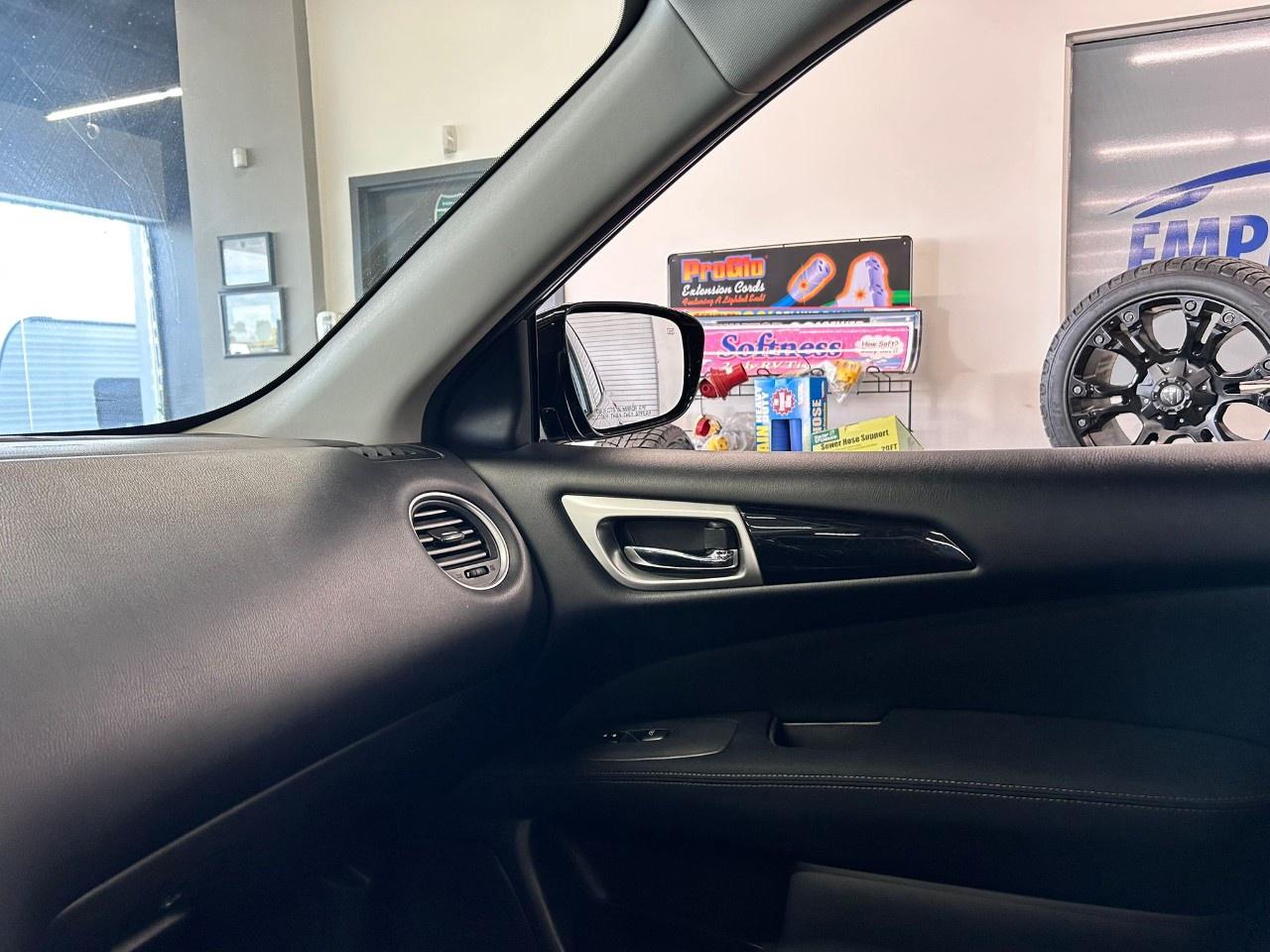 2017 Nissan Pathfinder SV Photo